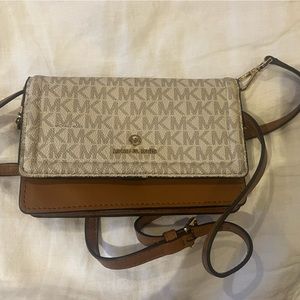 Michael kors logo crossbody
